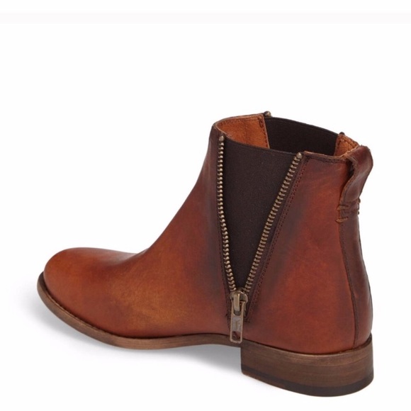 Frye Shoes - Frye- NWOT- zippered Ankle boots